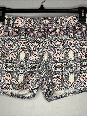Express Cream Paisley Print Shorts Size 00, side zipper & hook & eye